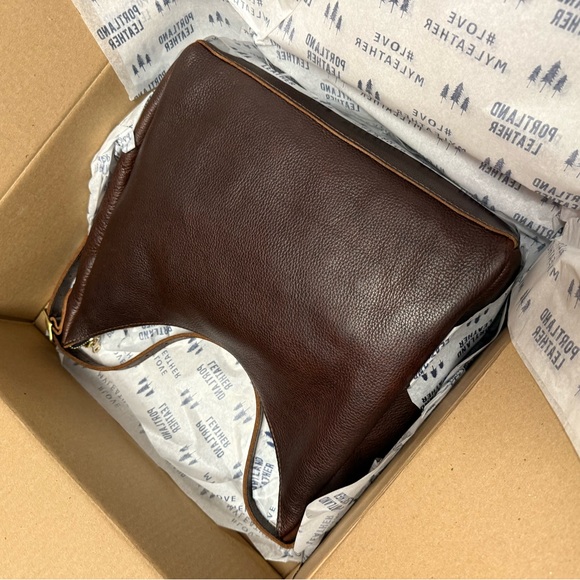 Portland Leather Shoulder Bag in Coldbrew - Picture 7 of 9